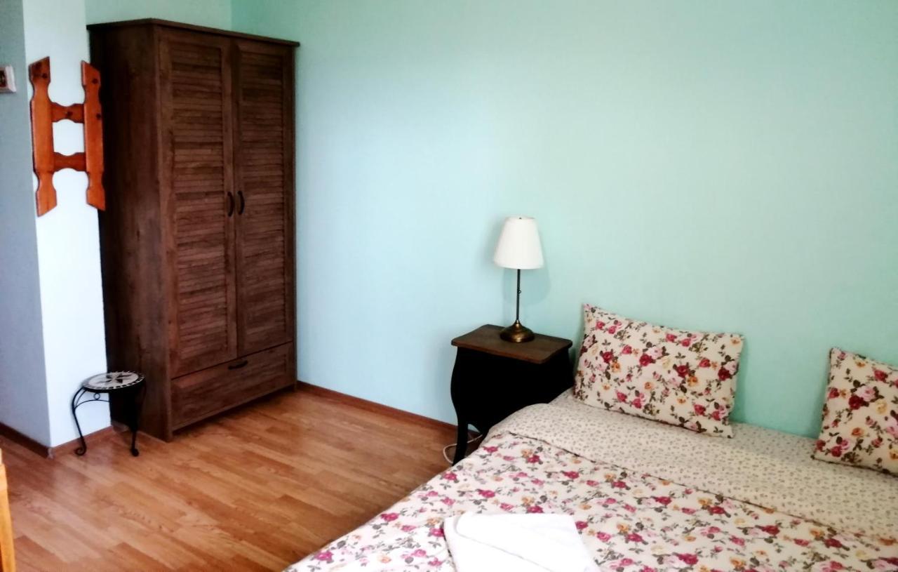 Guest House Misha Petrevene Екстер'єр фото