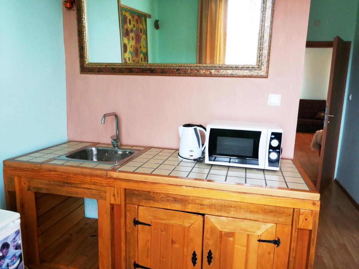 Guest House Misha Petrevene Екстер'єр фото