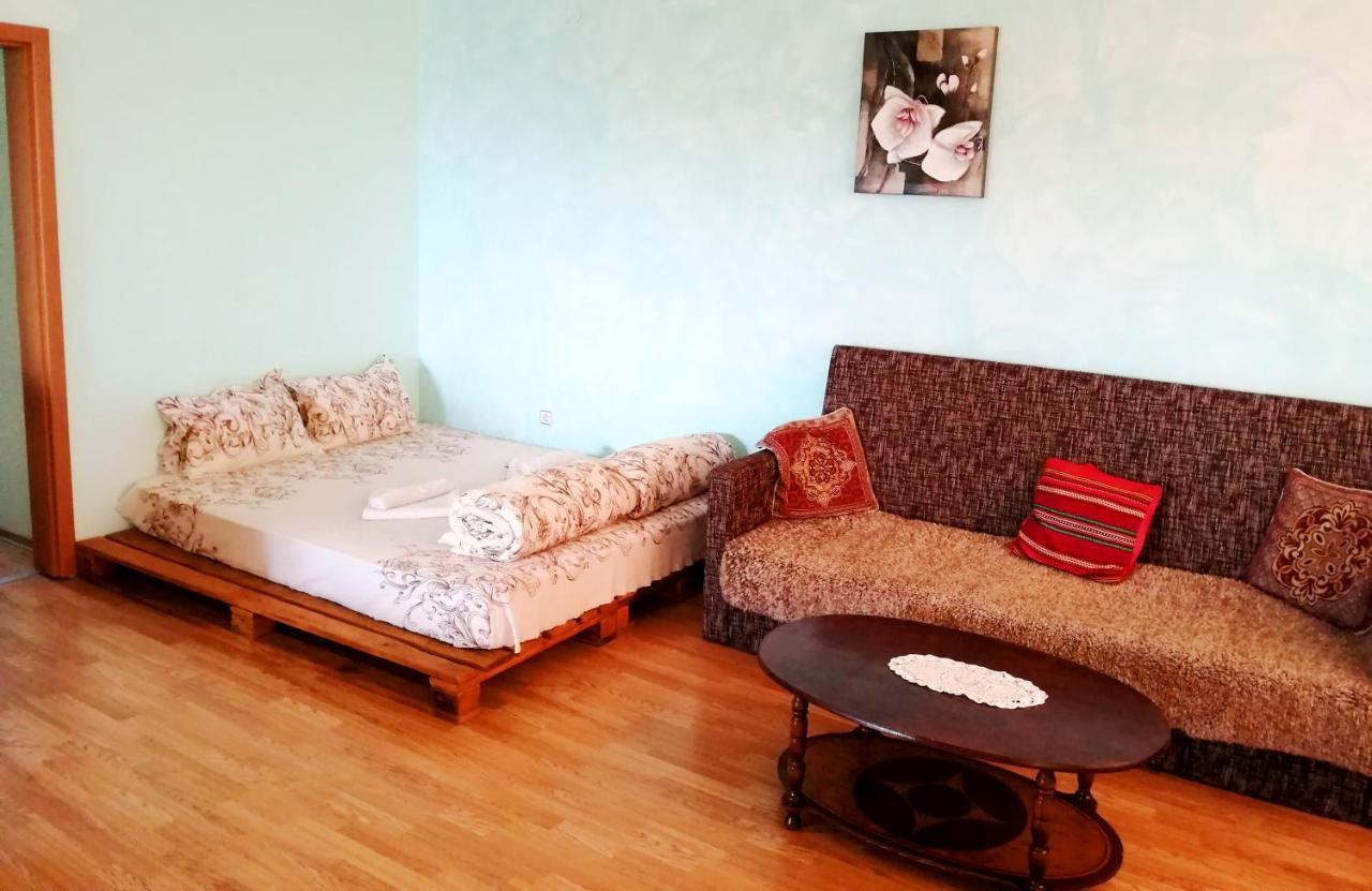 Guest House Misha Petrevene Екстер'єр фото
