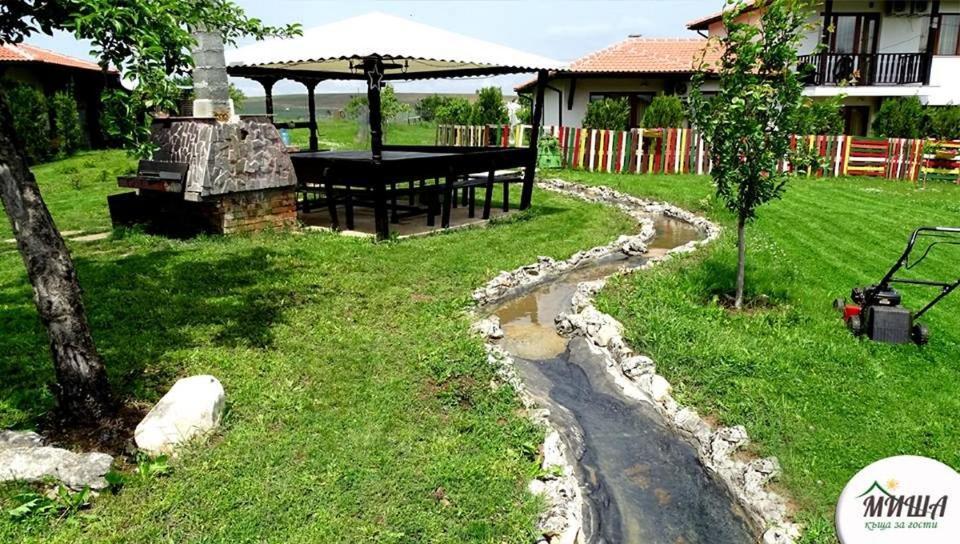 Guest House Misha Petrevene Екстер'єр фото