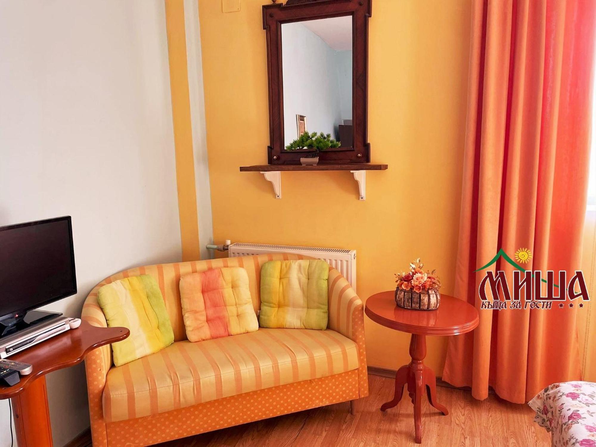 Guest House Misha Petrevene Екстер'єр фото