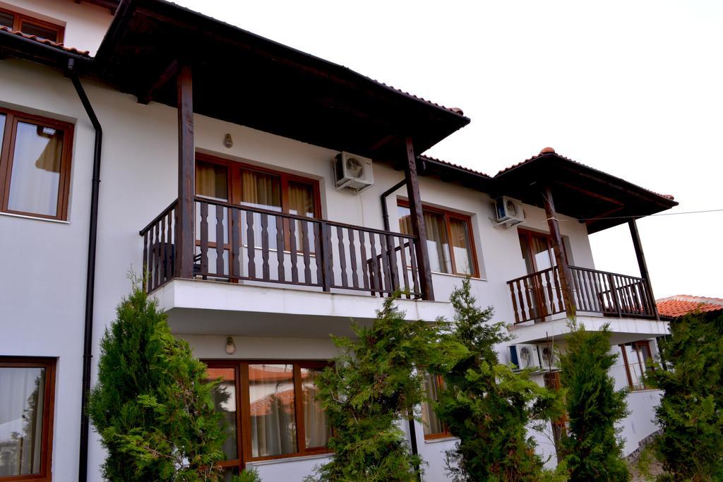 Guest House Misha Petrevene Екстер'єр фото