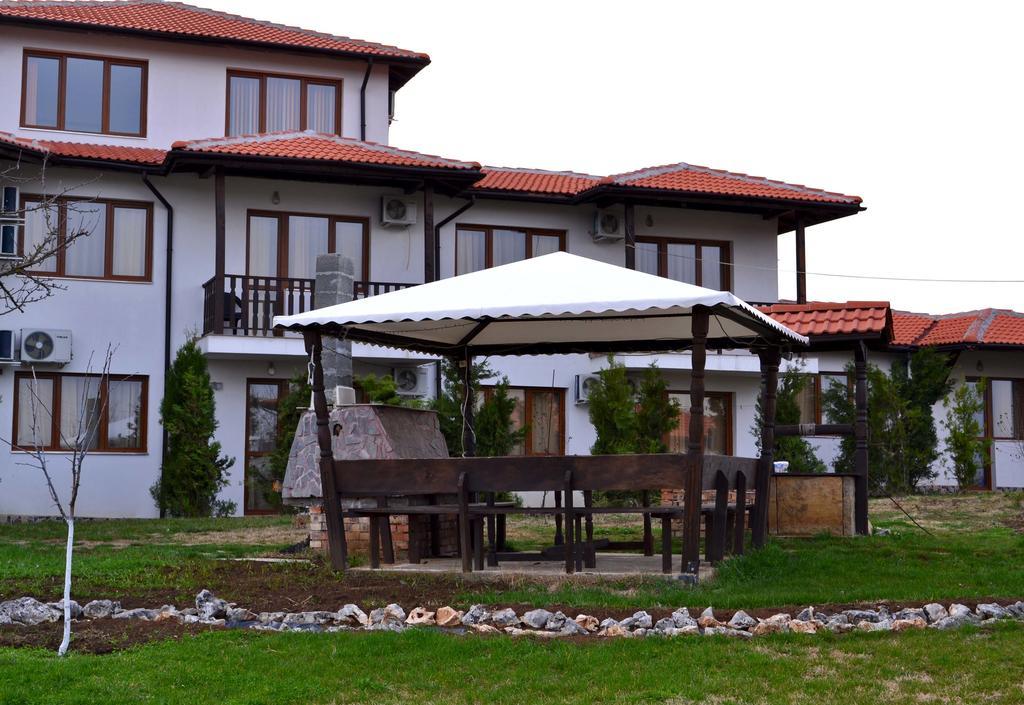Guest House Misha Petrevene Екстер'єр фото